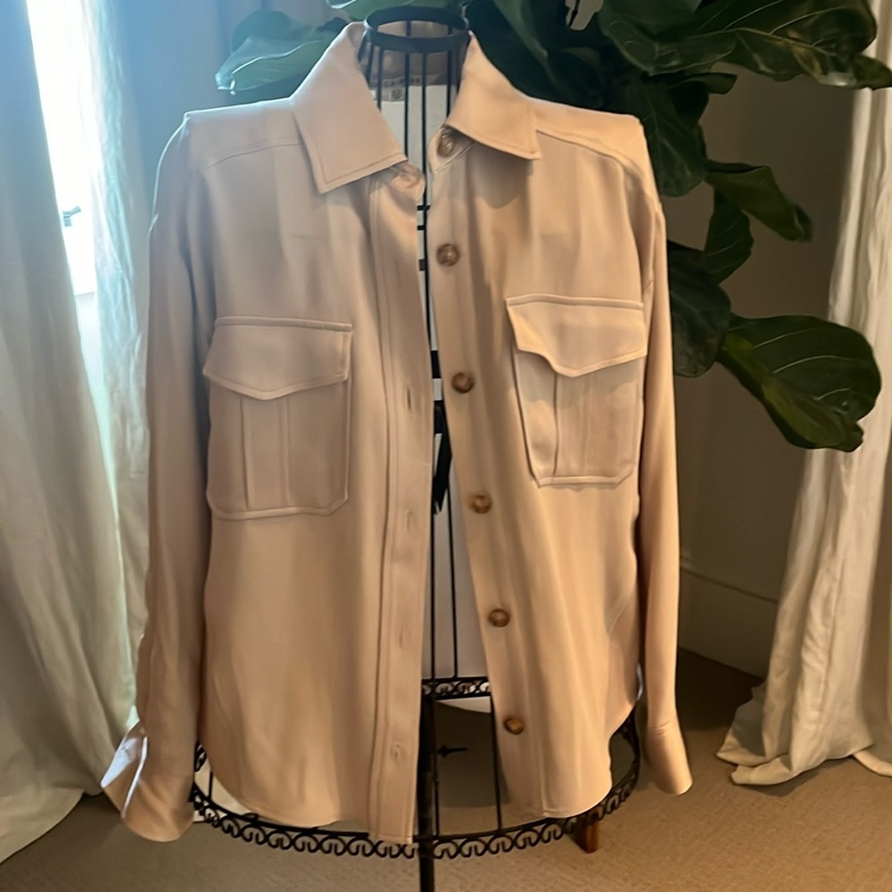 🤎 Veronica Beard tan blouse.  Beautiful sheen.  Size 8.  Never Worn.